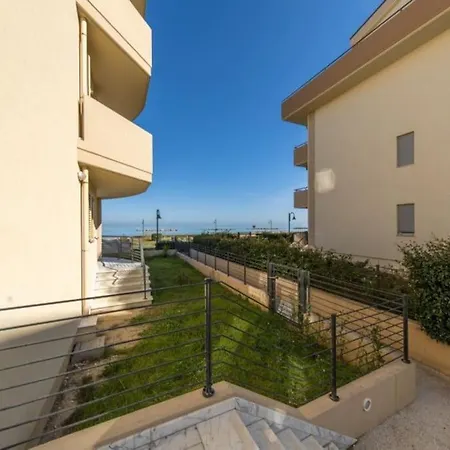 Beachfront Luxurious Newly Built 2-Bed Flat With Stunning Sea Views & Terrace Roseto Degli Abruzzi Exterior foto
