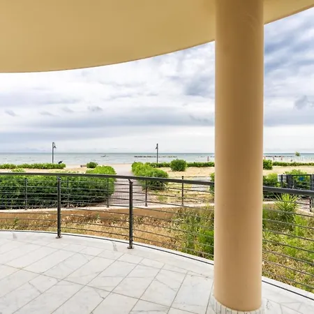 Beachfront Luxurious Newly Built 2-Bed Flat With Stunning Sea Views & Terrace Roseto Degli Abruzzi Exterior foto