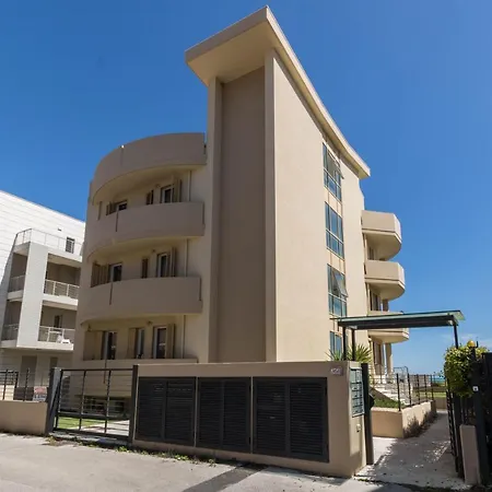 Beachfront Luxurious Newly Built 2-Bed Flat With Stunning Sea Views & Terrace Roseto Degli Abruzzi Exterior foto
