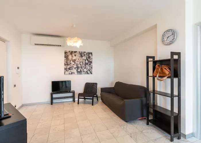 Beachfront Luxurious Newly Built 2-Bed Flat With Stunning Sea Views & Terrace