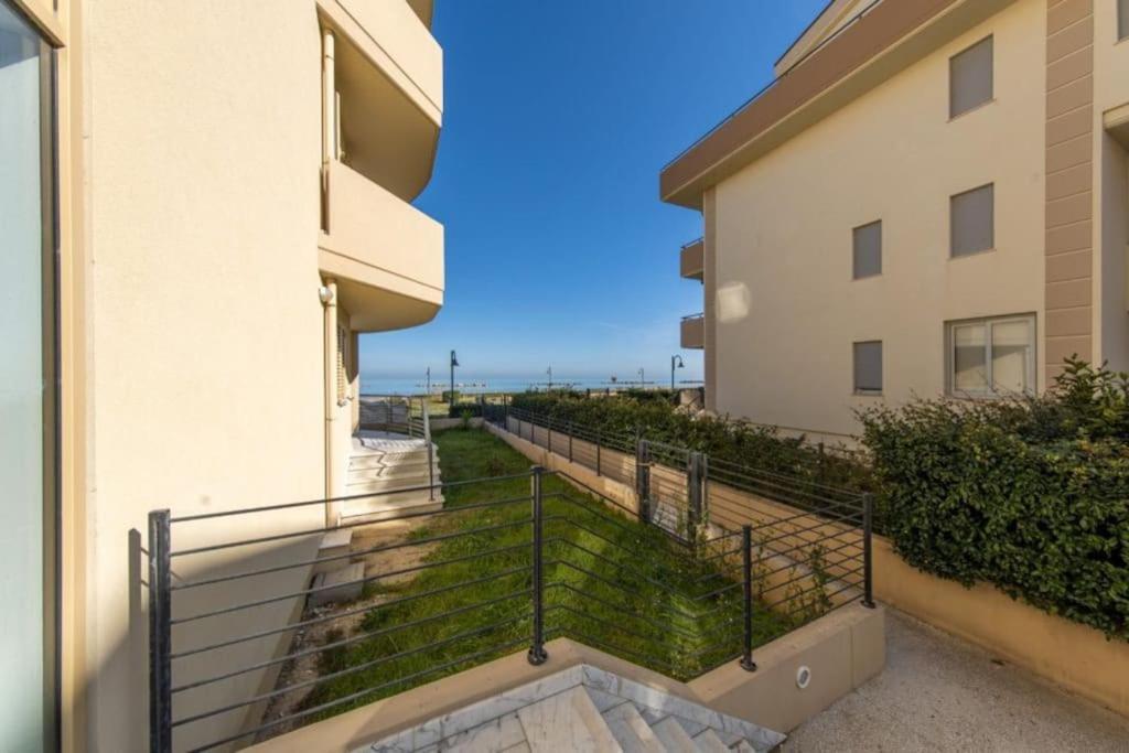 Beachfront Luxurious Newly Built 2-bed Flat With Stunning Sea Views & Terrace Apartment Roseto Degli Abruzzi
