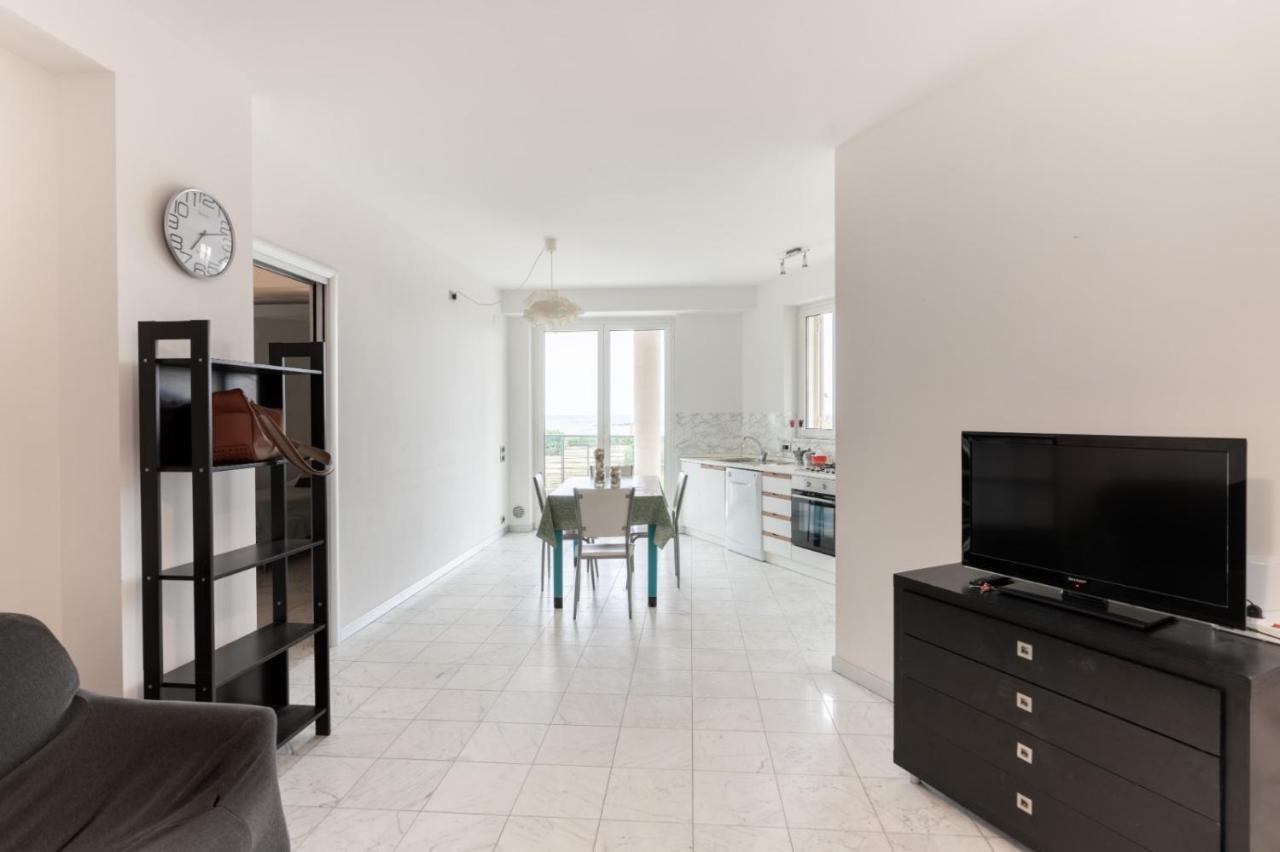 Beachfront Luxurious Newly Built 2-bed Flat With Stunning Sea Views & Terrace * Roseto Degli Abruzzi